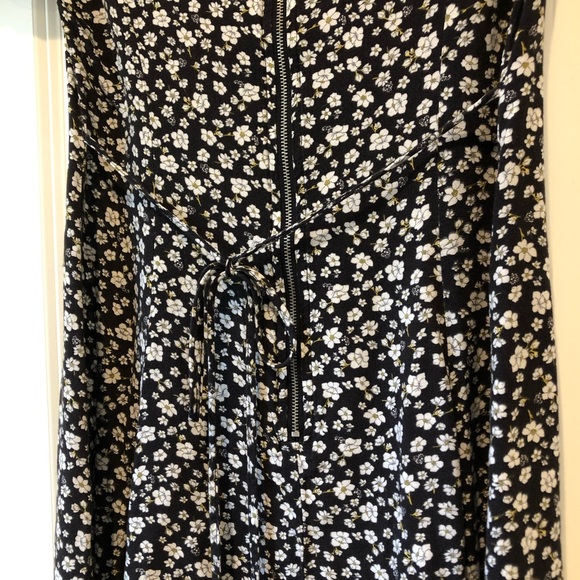 Forever 21 cute black floral dress in size M 🥰 - Picture 3 of 7